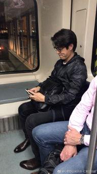 男神被偷拍生活照,揭秘男神真实生活瞬间